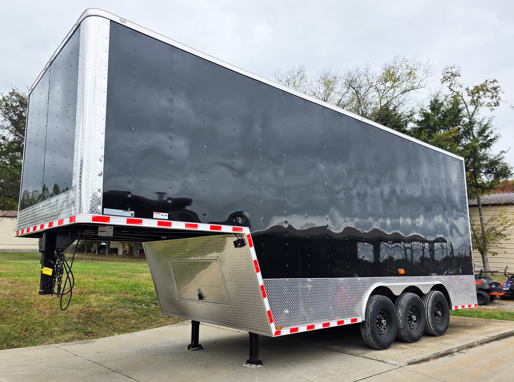 8.5X26 Gooseneck Enclosed Trailer with 9′ Interior (3) 7,000lb Axles 8.5X26 Gooseneck Enclosed Trailer with 9′ Interior (3) 7,000lb Axles - Image 1