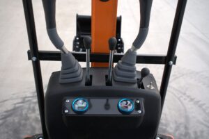 Typhon Tyrant X 1 Ton Mini Excavator with 13.5HP Briggs & Stratton Engine, Hydraulic Oil Cooler & Thumb Clip - Image 7